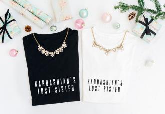 Dámske tričko KARDASHIAN´S LOST SISTER biele/čierne úzky strih